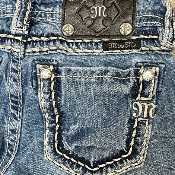 Miss Me Women's Signature Cuffed Capri Jeans Sz  24 Distressed Jeweled EUC - Picture 6 of 7